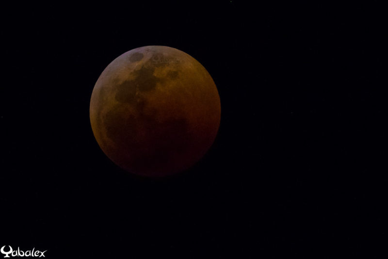 la lune rouge pendant l'éclipse