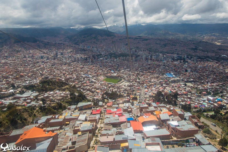 Une cuvette énorme remplie de maisons et on voit bien le stade  - Bolivie